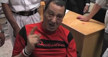 الأمن يساعد "عاجزا" فى الإدلاء بصوته فى الهرم