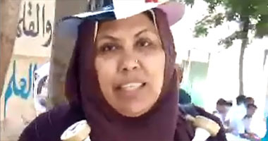 موظفة تبيع أعلام وقبعات مصر أمام اللجان: أكل عيشى