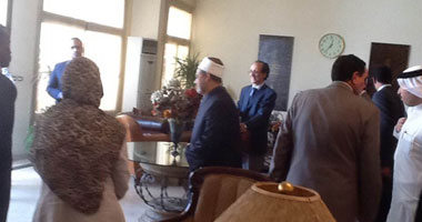 بالصور.. الإمام الأكبر ووزير الأوقاف يتوجهان للبحرين 