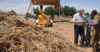 بالصور.. محافظ الوادى الجديد يتابع المشروعات الإنتاجية بالخارجة