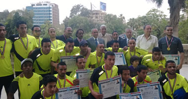 بالصور.. وزير الزراعة يكرم فريق "صيادين مصر" لصعودهم دورى الشركات