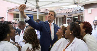 جون كيرى يلتقط صورة "سيلفى" مع ممرضات بأديس أبابا
