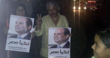 أهالى السيدة زينب يوقعون على استمارات حملة اطلب من الرئيس