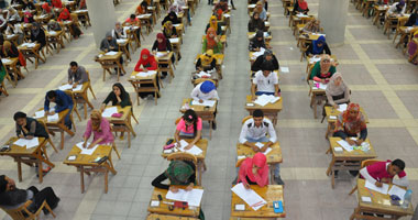 طلاب جامعة حلوان يواصلون امتحانات نهاية العام وتطبيق صارم لإجراءات الوقاية