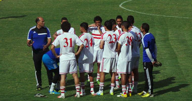 بالصور.. هشام يكن يحاضر شباب الزمالك قبل ودية النهضة