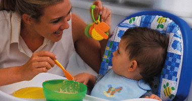 6 نصائح للتغذية السليمة للطفل.. تدعمه جسديا ونفسيا