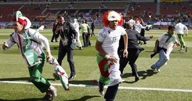 بالصور.. شغب جزائرى فى مباراة سلوفينيا