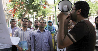 خمس وقفات احتجاجية يشهدها مجلس الوزراء اليوم.. العاطلين يطالبون بإعانة.. ومرضى التصلب المتعدد يطالبون بتوفير "البيتافيرون".. وأسر شبرا يكسرون زجاج سيارة للمطالبة بشقق.. واحتجاج لأوائل خريجى الأزهر