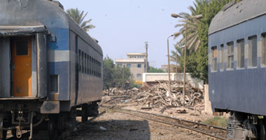 اصطدام قطارين بجذع نخلة يعطل الحركة بالوجه القبلى لساعات