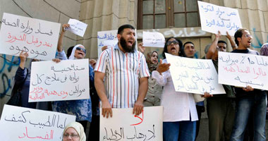 "العليا لإضراب الأطباء" تنظم مسيرة بالبلاطى البيضاء لإقالة "حاتم" 