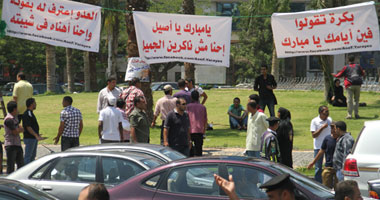 مؤيدو مبارك يحرقون علم أمريكا بميدان العباسية 