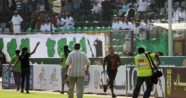 بالصور.. جماهير المصرى تقتحم الملعب وتهاجم مدرج جماهير الزمالك