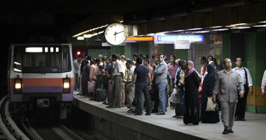 شاب يلقى بنفسه أسفل عجلات مترو الأنفاق بمحطة محمد نجيب