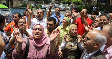 3 وقفات احتجاجية تصيب شارع مجلس الوزراء بـ"شلل مرورى"