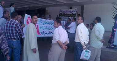 احتجاج العاملين بالوحدات المحلية وعمال النظافة بأسيوط 