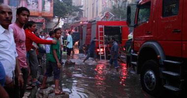 7 سيارات إطفاء تحاول السيطرة على حريق بمحل مواد بترولية فى منشأة ناصر