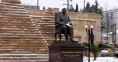 أذربيجان تزيل نصباً للرئيس السابق مبارك