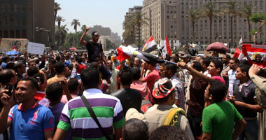 التحرير ينذر باندلاع ثورة غضب ثانية.. رشوان: ما يشهده الشارع عودة لروح يناير ظاهريا.. عبد المجيد: ما حدث نتيجة انشغال القوى السياسية بالصراعات.. والسعيد كامل: على "العسكرى" إصدار قرار بإعادة المحاكمات