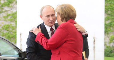 بوتين يعقد لقاء منفردا مع ميركل وينفى وجود توترات بينهما