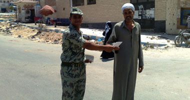 بالصور.. الجيش يوزع منشورا بمطروح لحث المواطنين على التصويت بالإعادة