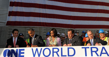 أوباما يزور مركز التجارة العالمية ويدون "إننا نتذكر" 