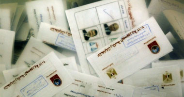 اكتشاف 32 بطاقة مسودة لصالح "مرسى" و"شفيق" بالأقصر