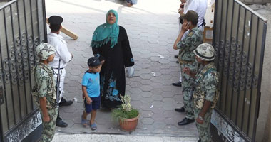 أنصار "شفيق" يضللون الناخبين الأميين بأن "مرسى" رمز "السلم"