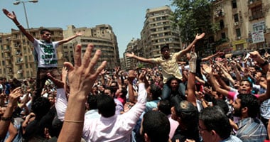 المتظاهرون يتحدون حرارة الشمس فى ميدان التحرير.. مسيرات وهتافات للمطالبة بمحاكم ثورية وتطهير القضاء.. والثوار يهتفون "الشعب يريد إعدام المخلوع ".. و28 خيمة للاعتصام.. وتأمينات خاصة لمحمد محمود