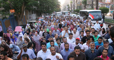 مسيرة "مصطفى محمود" تصل الدقى وتواصل هجومها ضد الإخوان