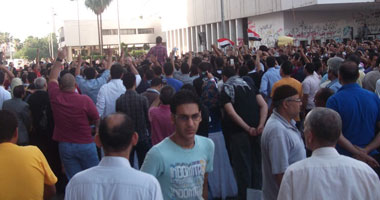 تظاهر العشرات بميدان الثورة بالمنصورة ضد الدستور والاستفتاء