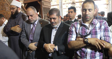 مرسى يؤدى صلاة الجمعة بـ"عمرو بن العاص".. ويجتمع بحملة أبو الفتوح