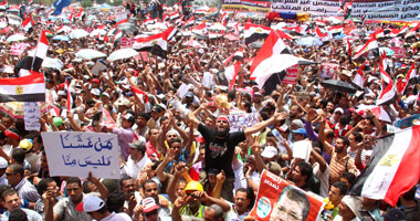 مسيرة الفتح تصل "القضاء العالى".. والمتظاهرون يهتفون: "الليبرالى والعلمانى جنب السلفى والإخوانى"