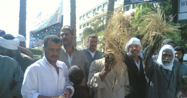 موسم العطش يدق الأبواب.. أهالى الشرقية يقطعون طريق صان الحجر الجمالية احتجاجا على نقص مياه الشرب.. وإصابة 7 أشخاص فى مشاجرة بالبحيرة بسبب أولوية الرى.. ومزارعو كفر الشيخ: أرضنا بارت بسبب المياه