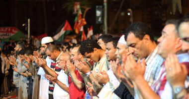 بالصور.. هدوء فى التحرير بعد ليلة ثورية حتى الصباح وهتافات تطالب بتسليم السلطة وإلغاء الإعلان المكمل وإلغاء قرار حل البرلمان.. المعتصمون يلجأون للخيام فى انتظار قرار لجنة الانتخابات بإعلان الرئيس