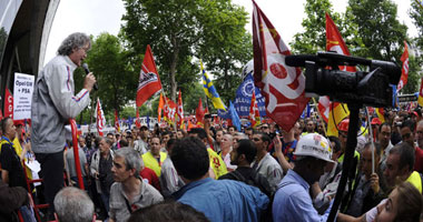 الآلاف يشاركون فى مظاهرة الأطباء بباريس اعتراضا على مشروع قانون الصحة