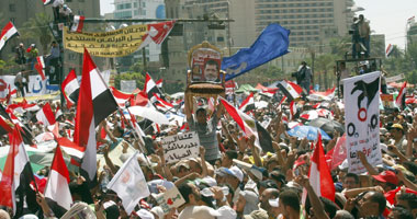  قوات الأمن المركزى ترقص مع المتظاهرين بميدان التحرير 