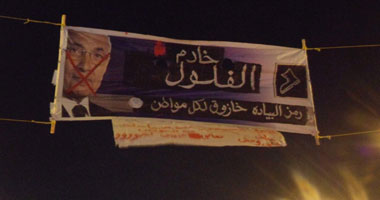 لافتات "لا للفول" تنتشر بالسويس.. والمتظاهرون وصلوا ميدان "الأربعين"