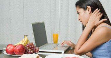 دراسة كندية: تناول المراهقين العشاء مع الأسرة يحميهم من تسلط الإنترنت