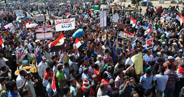 مشادات بين شباب الإخوان والمتظاهرين بسبب صور مسيئة لمرسى وبديع