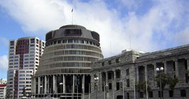 الجارديان:رئيس برلمان نيوزيلندا يطرد نائبات لإصرارهن على اعتذار رئيس الوزراء