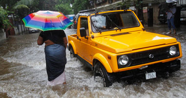 الطقس السىء يعرقل الإغاثة من الفيضانات فى الهند وبقاء الآلاف عالقين