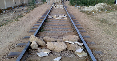 عمال غزل المحلة يقطعون حركة قطارات السكة الحديد بسبب تعطل قطار السنطة