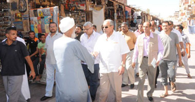 محافظ الوادى الجديد يفوض قيادات شعبية لحل أزمة بئر "عين خنافس"