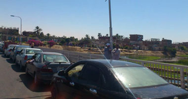 بالصور.. قنا بلا بنزين وسولار.. وطوابير بالكيلومترات على محطات البنزين