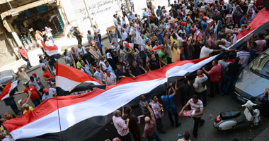 متظاهرو التحرير يقفون دقيقة حدادا على شهداء الثورة 