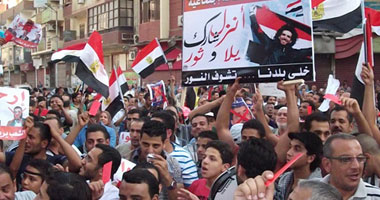 متظاهرو التحرير يرفعون صور السادات وعبدالناصر ولا وجود لمبارك