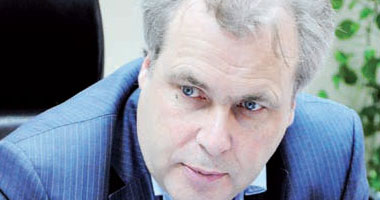 رئيس «شل مصر»: نحرص على ضخ استثمارات سنوية فى مصر بين 3 و4 ملايين دولار لتنمية البحث وتصريحات مرسى وقنديل عن الاستثمار جيدة لكن الإجراءات قليلة وتنازلنا عن استثمارات محطات الوقود لا يرتبط بأزمة سيولة