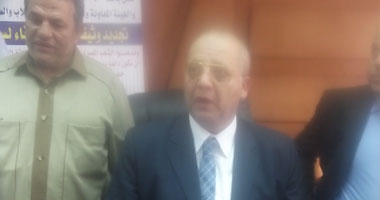 بالصور.. توقيع عميد الدارسات بدسوق على مبايعة الرئيس بالدم