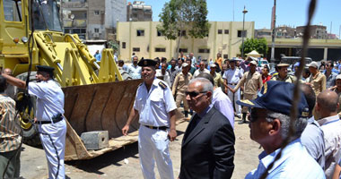 بالصور.. محافظ السويس ومدير الأمن يقودان حملة إزالة الإشغالات