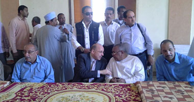 وزير الصحة يتناول "الشاى" مع قادة قرى إدفو المصابة بالملاريا بأسوان